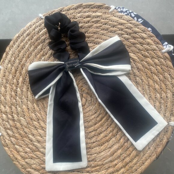 Alo Yoga Bow Hair Tie Scrunchie Love Knot Black and White - Picture 5 of 7